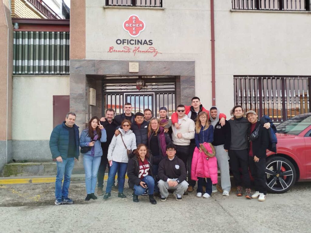 Sergio Fernández y alumnos visita instalaciones Beher