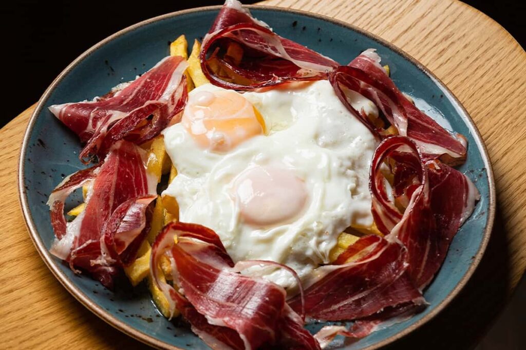 huevos rotos con jamón ibérico ecológico producto ecológico Beher