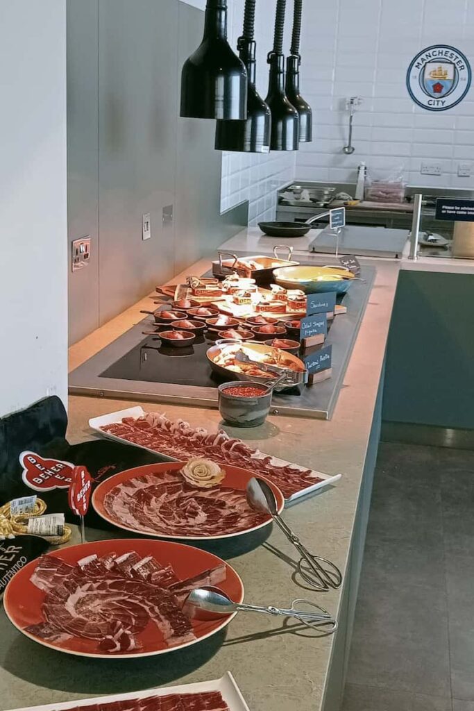 mesa almuerzo instalaciones Manchester City Beher