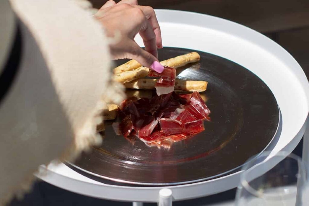 cómo servir el jamón en un evento Beher