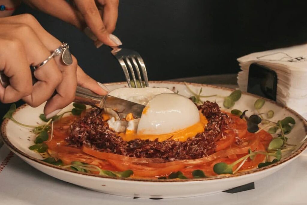 ensalada de burrata, tomate, rúcula y viruta de jamón BEHER